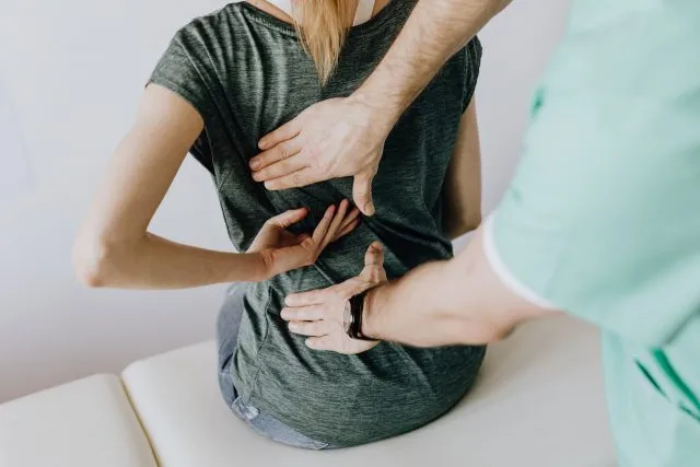  Co oznaczają bóle pleców rano?